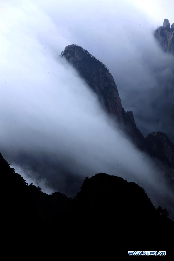 Photo taken on May 7, 2013 shows the sea of clouds at the Mount Huangshan scenic spot in Huangshan City, east China's Anhui Province.(Xinhua/Shi Guangde) 