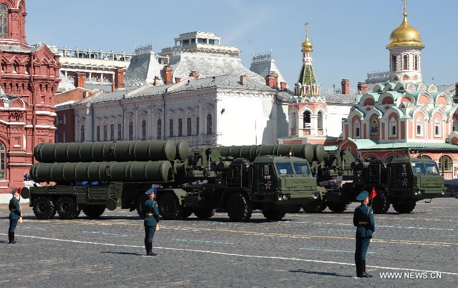 Russian S-400 missile launchers take part in a Victory Day parade at the Red Square in Moscow, Russia, on May 9, 2013. A grand parade was held on Thursday at the Red Square to mark the 68th anniversary of the Soviet Union's victory over Nazi Germany in the Great Patriotic War. (Xinhua/Jiang Kehong)