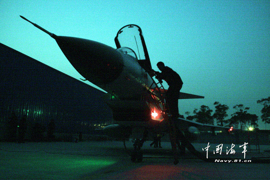 Recently, a flight regiment under the Navy of the Chinese People's Liberation Army (PLAN) organized its new-type fighters to carry out night flight training. (Chinamil.com.cn/Cai Bo)