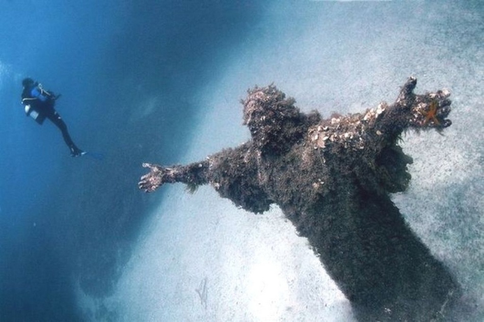 Christ of the Abyss, San Fruttuoso, Italy. (Photo/huanqiu.com) 