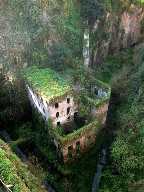 Windmill abandoned in 1866, Sorrento, Italy.(Photo/huanqiu.com) 