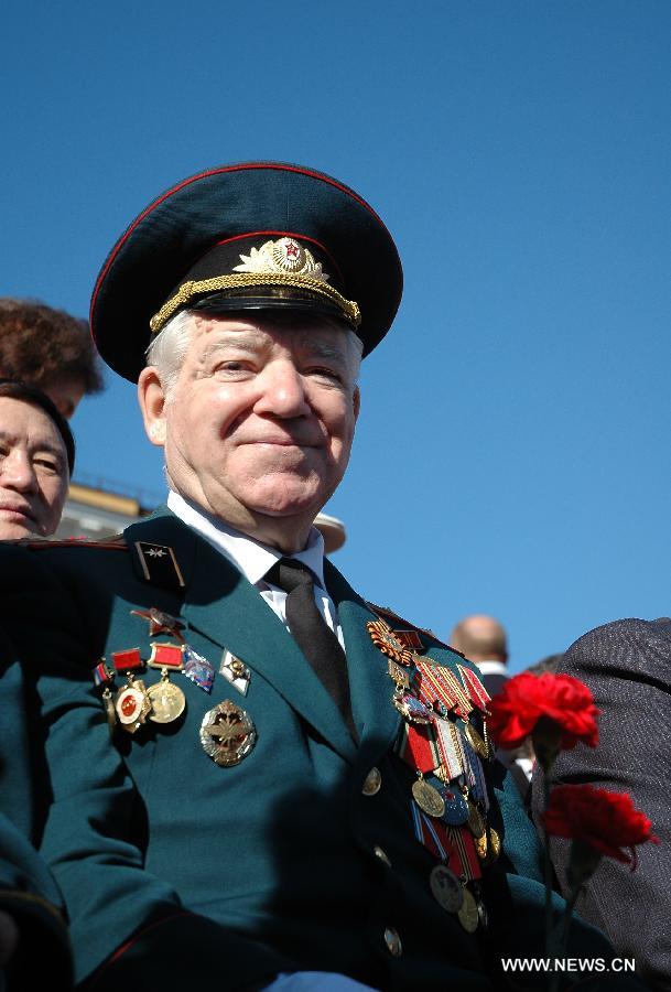 A veteran attends the Victory Day parade at the Red Square in Moscow, Russia, May 9, 2013. A grand parade was held on Thursday at the Red Square to mark the 68th anniversary of the Soviet Union's victory over Nazi Germany in the Great Patriotic War.(Xinhua/Ding Yuan)