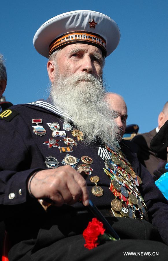 A veteran attends the Victory Day parade at the Red Square in Moscow, Russia, May 9, 2013. A grand parade was held on Thursday at the Red Square to mark the 68th anniversary of the Soviet Union's victory over Nazi Germany in the Great Patriotic War.(Xinhua/Ding Yuan)