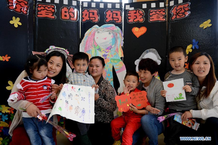 Children present gifts they made for their mothers to celebrate the coming Mother's Day at a kindergarten in Hefei, capital of east China's Anhui Province, May 9, 2013. (Xinhua/Zhang Duan) 