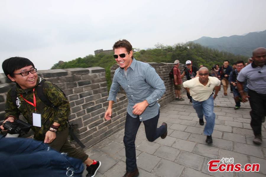 Tom Cruise stands on the Great Wall in Beijing, May 9, 2013. Cruise arrived in China to promote his new movie "Oblivion" that would be released on May 10. (CNS/Li Xueshi)