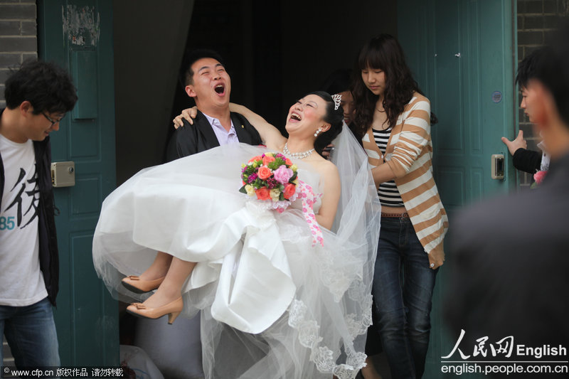 Yang Zhengjie (bridegroom) and Yang Li get married in new Beichuan county in Mianyang of Sichuan province on April 15, 2013. The wedding was previously fixed at the end of 2008. But the earthquake destroyed their home. Finally they rebuilt the home and got married five years later.  (Photo/CFP)