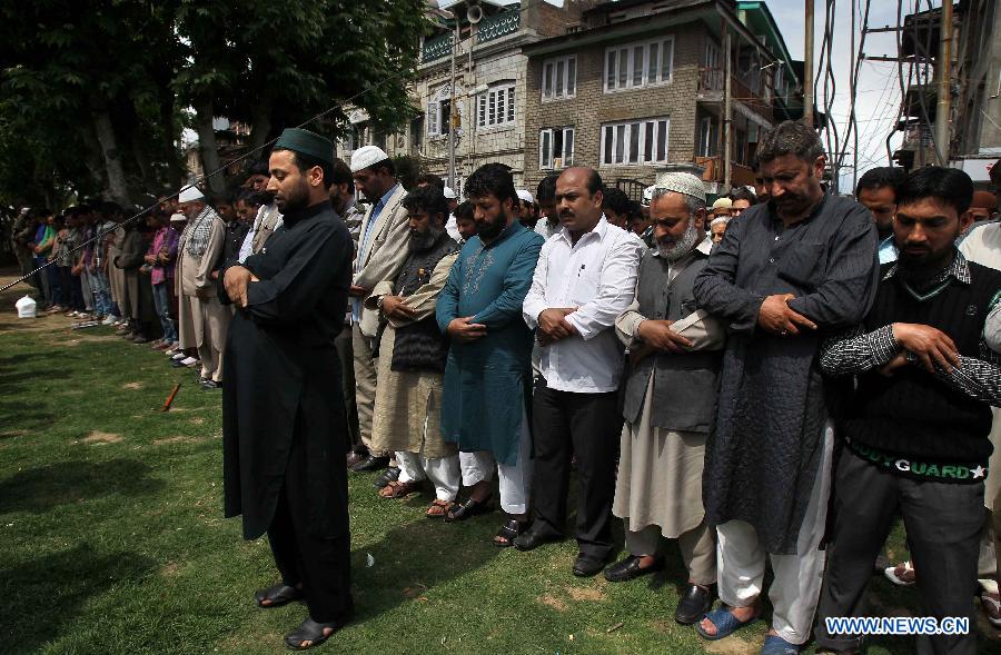 Kashmiri Muslims offer funeral prayers for the deceased Pakistani prisoner Sanaullah in Srinagar, summer capital of Indian-controlled Kashmir, May 10, 2013. Sanaullah suffered multiple head injuries after being attacked by another inmate and died due to multiple organ failure on Thursday. (Xinhua/Javed Dar) 