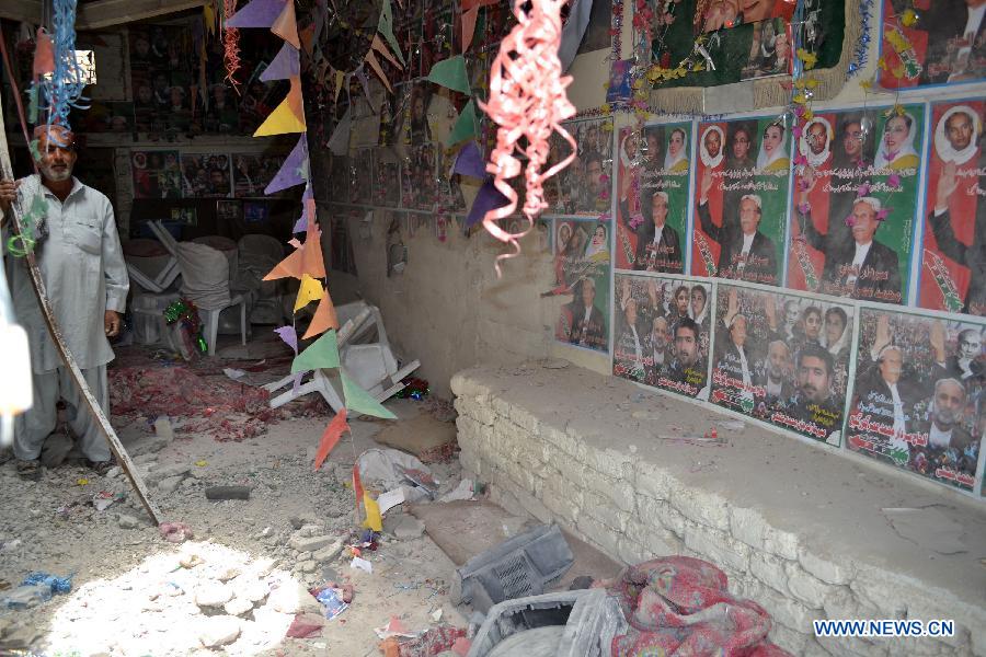 A man examines a damaged election campaign office of Pakistan Peoples Party (PPP) in southwest Pakistan's Quetta on May 10, 2013. Five people were injured in an explosion near an election campaign office of Pakistan Peoples Party located in Quetta on Friday. (Xinhua/Asad)