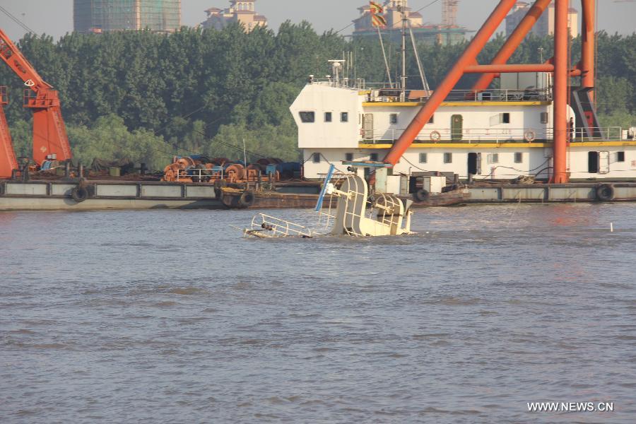 Photo taken on May 12, 2013 shows the water area where a cargo vessel sunk near the Nanjing Yangtze River Bridge in Nanjing, capital of east China's Jiangsu Province. The vessel, loaded with 12,500 tons of limestone, sunk after rubbing against a pier of the bridge on Sunday. A total of 18 sailors on board were all saved. (Xinhua)