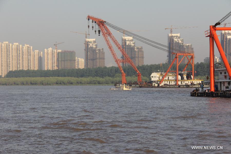 Photo taken on May 12, 2013 shows the water area where a cargo vessel sunk near the Nanjing Yangtze River Bridge in Nanjing, capital of east China's Jiangsu Province. The vessel, loaded with 12,500 tons of limestone, sunk after rubbing against a pier of the bridge on Sunday. A total of 18 sailors on board were all saved. (Xinhua)