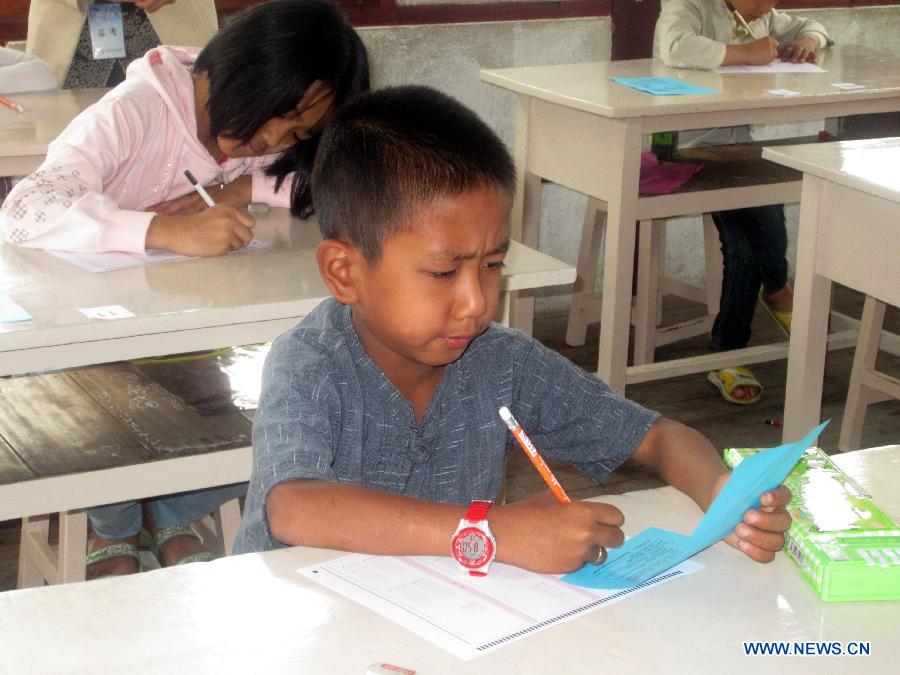 Candidates take an examination of HSK in Mandalay, Myanmar, on May 12, 2013. A Hanyu Shuiping Kaoshi, known as HSK or a proficiency test on Chinese language for non-native speakers, was held for the first half of 2013 in Northern Myanmar where 1281 candidates entered for the test. (Xinhua/Hou Baoqiang) 