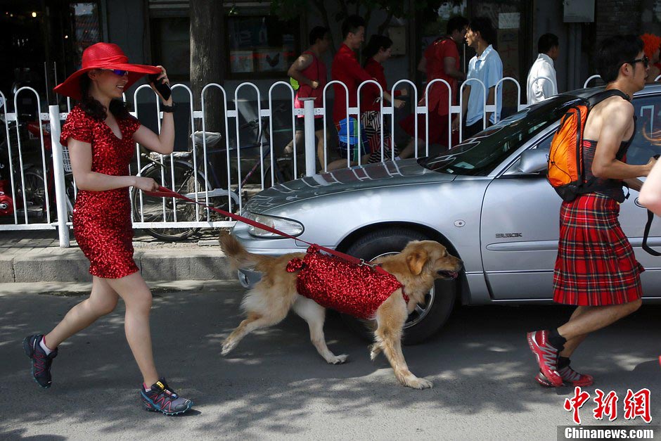 Hundreds of foreign and local runners participated in Run Dress Run at Beijing's Shishahai on Sunday. Red Dress Run originated in Indonesia, with runners wearing various red dresses to promote running. It aims to tell people that running is an easy sport, and one can even run in skirt. (CNS/ Fu Tian)