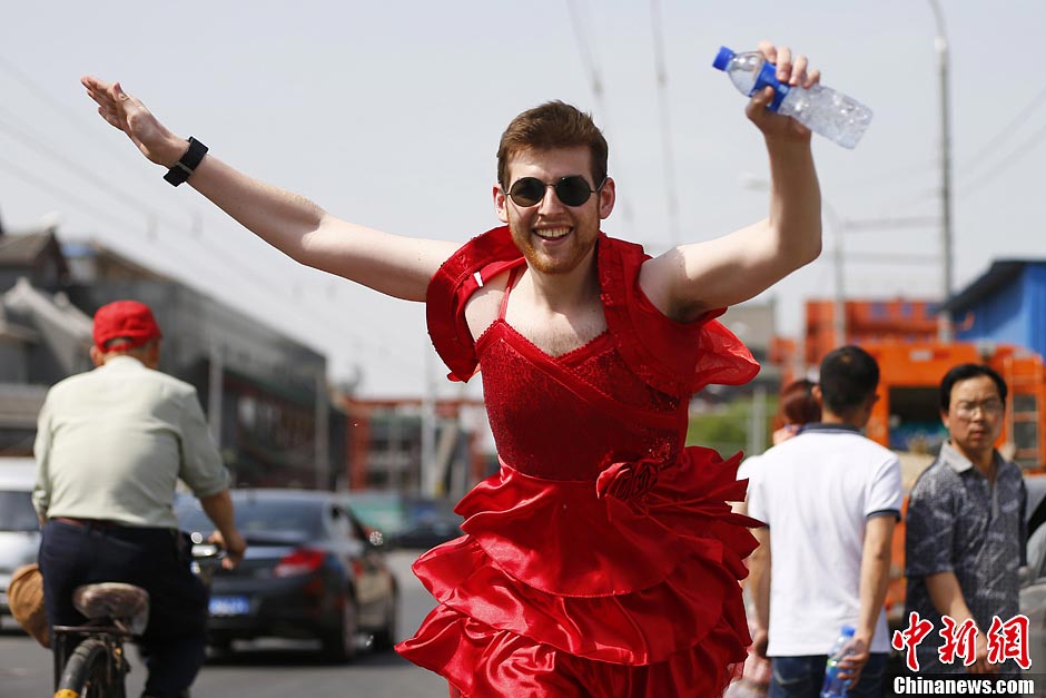 Hundreds of foreign and local runners participated in Run Dress Run at Beijing's Shishahai on Sunday. Red Dress Run originated in Indonesia, with runners wearing various red dresses to promote running. It aims to tell people that running is an easy sport, and one can even run in skirt. (CNS/ Fu Tian)