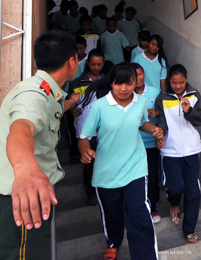 Middle school students participate in an earthquake relief drill in Jinghong City of Xishuangbanna Dai Autonomous Region, southwest China's Yunnan Province, May 12, 2013, the country's Disaster Prevention and Reduction Day. (Xinhua/Chen Haining) 