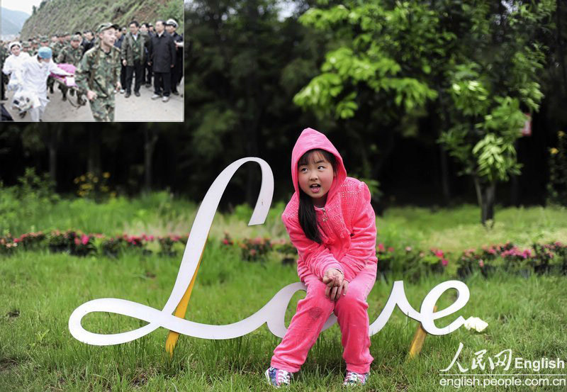 The big photo taken on Apr. 4, 2013 shows that Song Xinyi poses for photo in Dujiangyan city of Sichuan. Song Xinyi, 8, received visit of medical experts from Beijing on the 5th anniversary of Wenchuan Earthquake. .The small photo taken on May 14, 2008 shows that Premier Wen and his entourage make the way for Song Xinyi and the rescue team. (Photo/CFP)