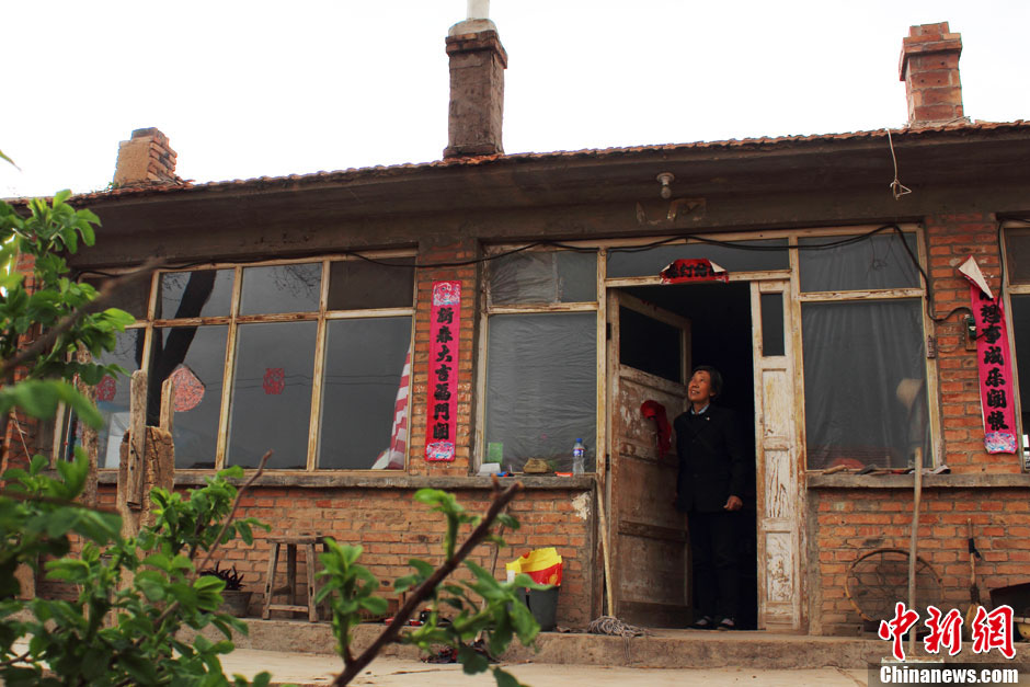 Wu Hanlian’s children did not let her down. They became teacher, medical worker and doctoral candidate after graduating from college. And Wu’s condition got better after 2010.   (Photo by Zhou Panpan/ Chinanews.com)