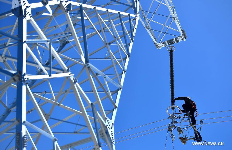 Photo taken on May 12, 2013 shows an electric transmission tower in Yushu, northwest China's Qinghai Province. A power grid construction came to the end in Yushu recently which could ease local electricity shortage. The 330-kv project includes 800-km-long wires and substations, and a test run will start next month. Yushu had its isolated grid severely damaged in the magnitude 7.1 earthquake in April 2010, claiming 2,698 lives and injuring over 12,000. (Xinhua/Wang Bo)  