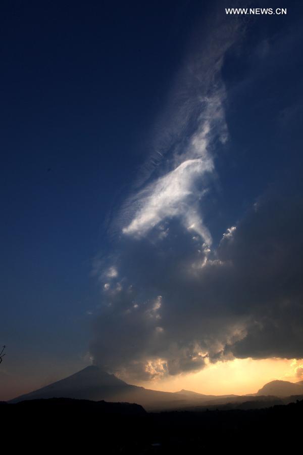 Smoke rises from the Popocatepetl volcano in Santiago Xalitzintla, Puebla, Mexico, on May 12, 2013. Authorities issued the Popocatepetl Operation Plan due to the change of the Yellow Phase from 2 to 3 of the volcanic alert. (Xinhua/Leonardo Casas/SlikaPhoto) 