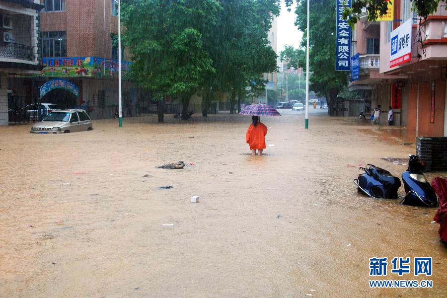 A rainstorm hits Changsha, central China's Hunan province on May 7, 2012, causing waterlogging in the city. (Photo/Xinhua)