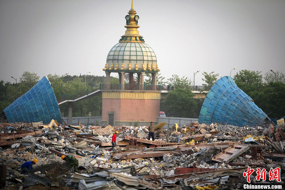 A photo taken on May 12 shows the demolition process in the Wonderland Amusement Park, Beijing’s Changping district. (CNS/Yang Yang)