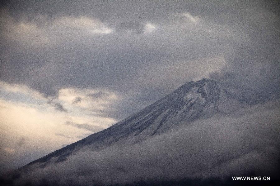 Smoke rises from the Popocatepetl volcano in Santiago Xalitzintla, Puebla, Mexico, on May 13, 2013. Authorities issued the Popocatepetl Operation Plan due to the change of the Yellow Phase from 2 to 3 of the olcanic alert. (Xinhua/Rodrigo Oropeza)