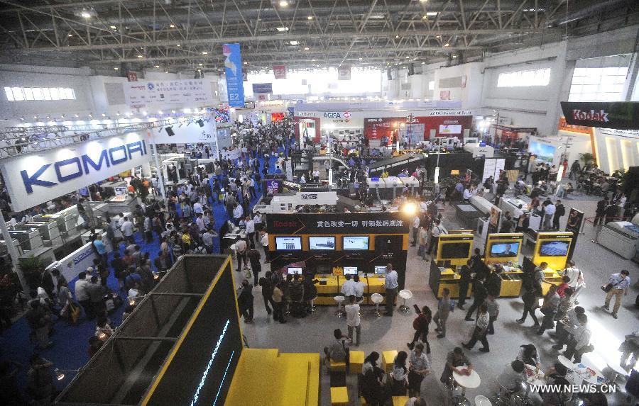 Visitors are seen during the 8th Beijing International Printing Technology Exhibition in Beijing, capital of China, May 14, 2013. The five-day exhibition opened at New China International Center in Beijing Tuesday. (Xinhua/Xiao Xiao) 