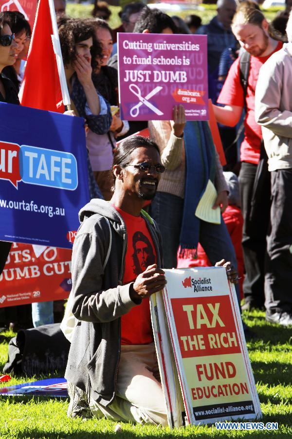 University students and teaching staff attend the protest rally initiated by the National Tertiary Education Union (NTEU) demanding restoration of the latest 2.38 billion U.S.dollars cut of the university fundings in Sydney, Australia, May 14, 2013. (Xinhua/Jin Linpeng)