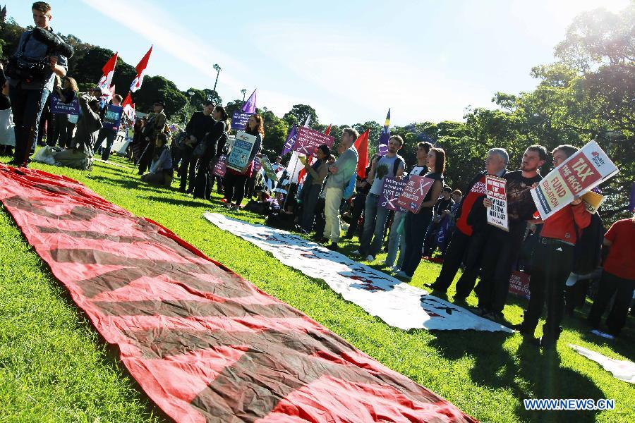 University students and teaching staff attend the protest rally initiated by the National Tertiary Education Union (NTEU) demanding restoration of the latest 2.38 billion U.S.dollars cut of the university fundings in Sydney, Australia, May 14, 2013. (Xinhua/Jin Linpeng)