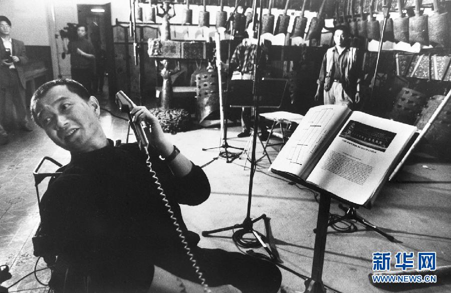 Musician Tan Dun gives instructions to the recording of his composition "Symphony 1997" on April 1, 1997. (Photo/Xinhua)