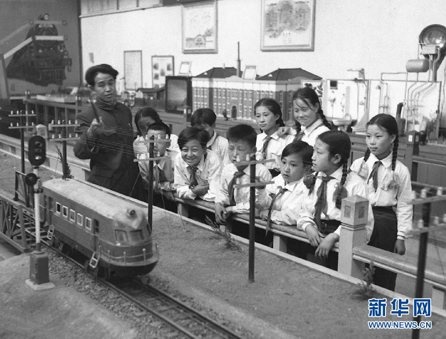 Students of Dalian Huafang primary school visit Dalian Industrial Museum. Photo taken in 1953. (Photo/Xinhua)