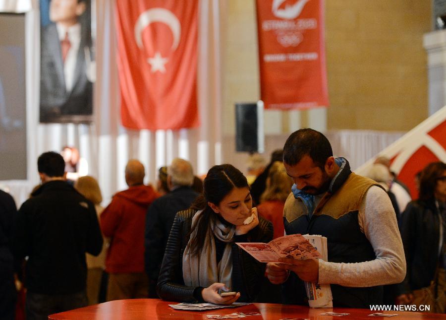 People participate in the "Turkish Day", organized by the Federation of Turkish American Associations (FTAA), at Grand Central Terminal in New York, May 14, 2013. (Xinhua/Wang Lei) 