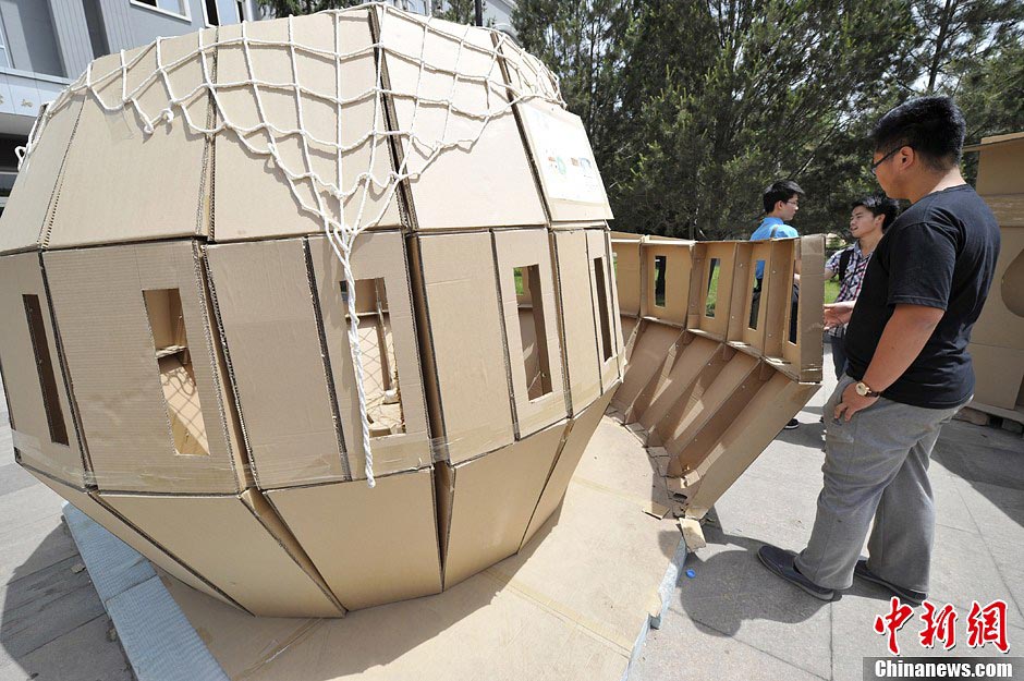 College students of Taiyuan University of Technology build environmentally friendly homes with recycled cardboard packing boxes, plastic cloth and other materials to promote protection of environment. (CNS/Wei Liang)