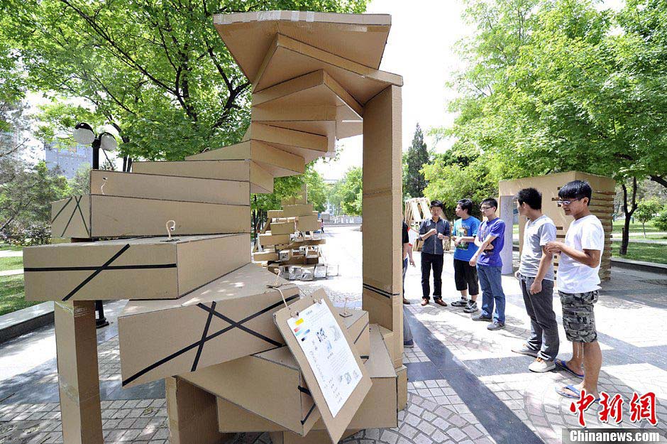 College students of Taiyuan University of Technology build environmentally friendly homes with recycled cardboard packing boxes, plastic cloth and other materials to promote protection of environment. (CNS/Wei Liang)