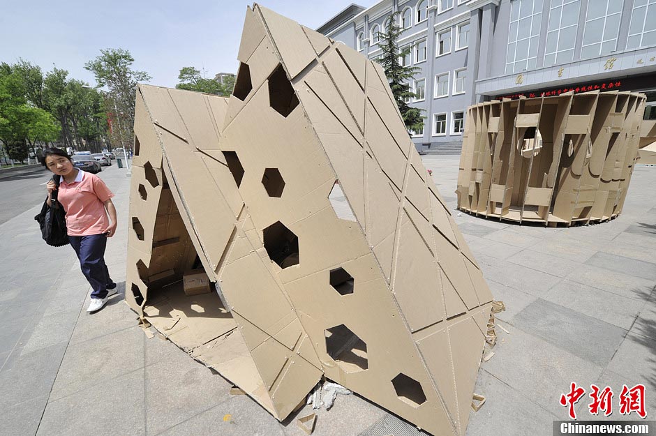 College students of Taiyuan University of Technology build environmentally friendly homes with recycled cardboard packing boxes, plastic cloth and other materials to promote protection of environment. (CNS/Wei Liang)