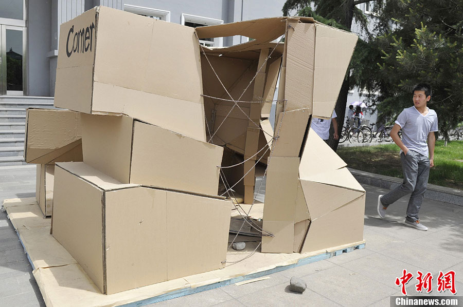 Photo taken on May 14th, 2013, shows eco-friendly houses made from paper cases, pieces of plastic and other waste materials, by a student from the Taiyuan University of Technology in Shanxi Province, northwest China. [Photo: chinanews.com] 