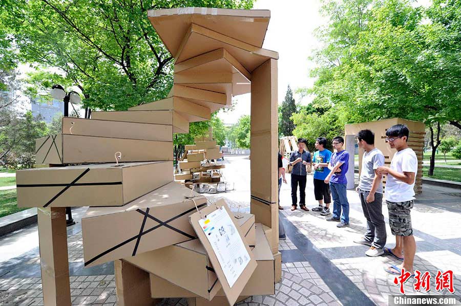 Photo taken on May 14th, 2013, shows eco-friendly houses made from paper cases, pieces of plastic and other waste materials, by a student from the Taiyuan University of Technology in Shanxi Province, northwest China. [Photo: chinanews.com] 