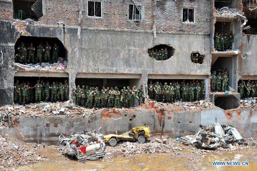 Army personnel gather at the site of collapsed Rana Plaza building in Savar on the outskirts of Dhaka, Bangladesh, May 14, 2013. (Xinhua/Shariful Islam)
