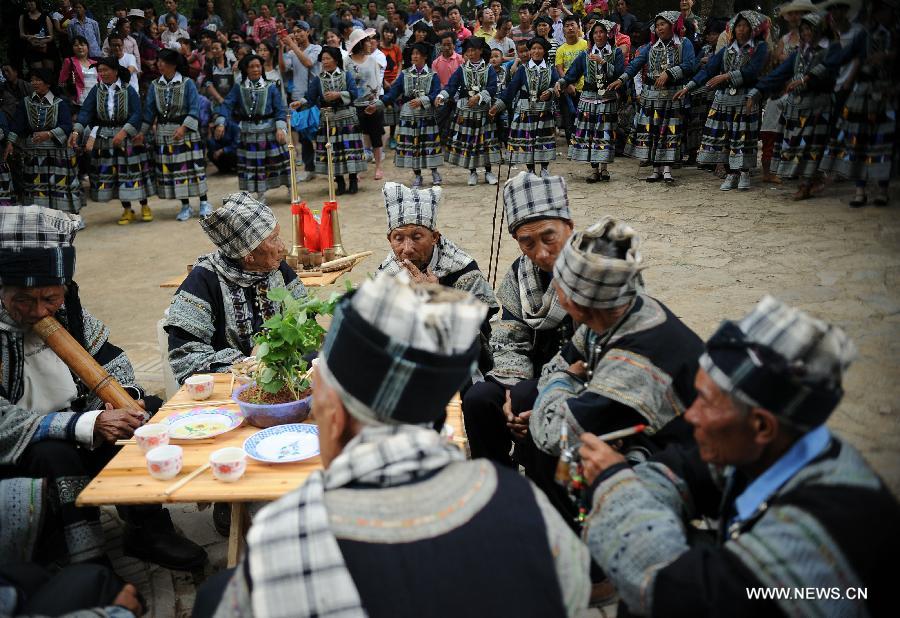 Bailuo people celebrate their traditional "Qiaocai Festival" at Chengzhai Village in Malipo County of Wenshan Zhuang-Miao Autonomous Prefecture, southwest China's Yunnan Province, May 14, 2013. The Bailuo people living in Wenshan is a subline of the Yi ethnic group. The Qiaocai Festival, one of the Bailuo people's most important festival, was celebrated at Chengzhai Village on Tuesday. During the festival, the Bailuo people dress in their folk costumes and perform their traditional dancing. (Xinhua/Qin Lang)