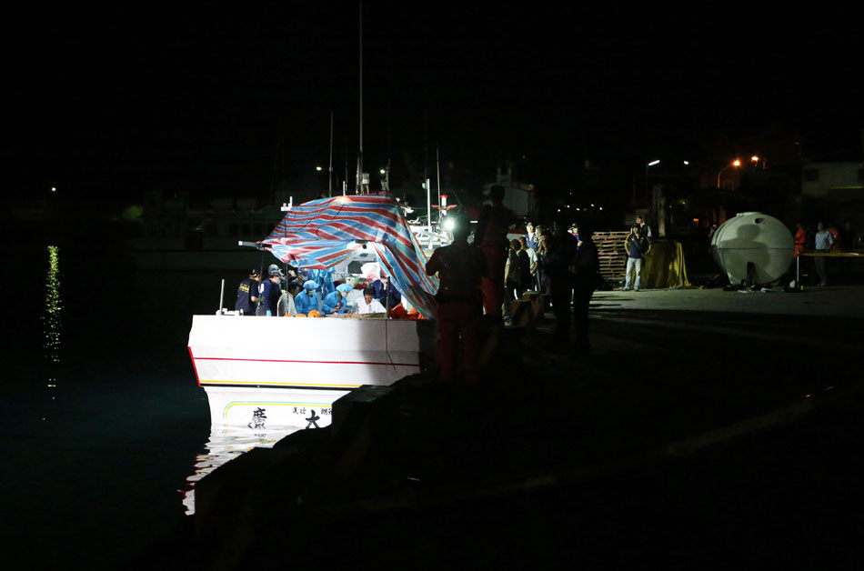 Forensic personnel check the body of a Taiwanese fisherman on fishing vessel Guang Ta Hsin 28, which was shot by Philippine coast guard, at a fishing port of Pingtung county, southeast China's Taiwan, on the early morning on May 11, 2013. (Xinhua/Chen Jun) 