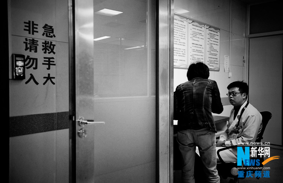 A doctor explains the patient's condition to his families. Besides medical skill, doctors should be good at communicating with patients' families.(Xinhua/Peng Bo)