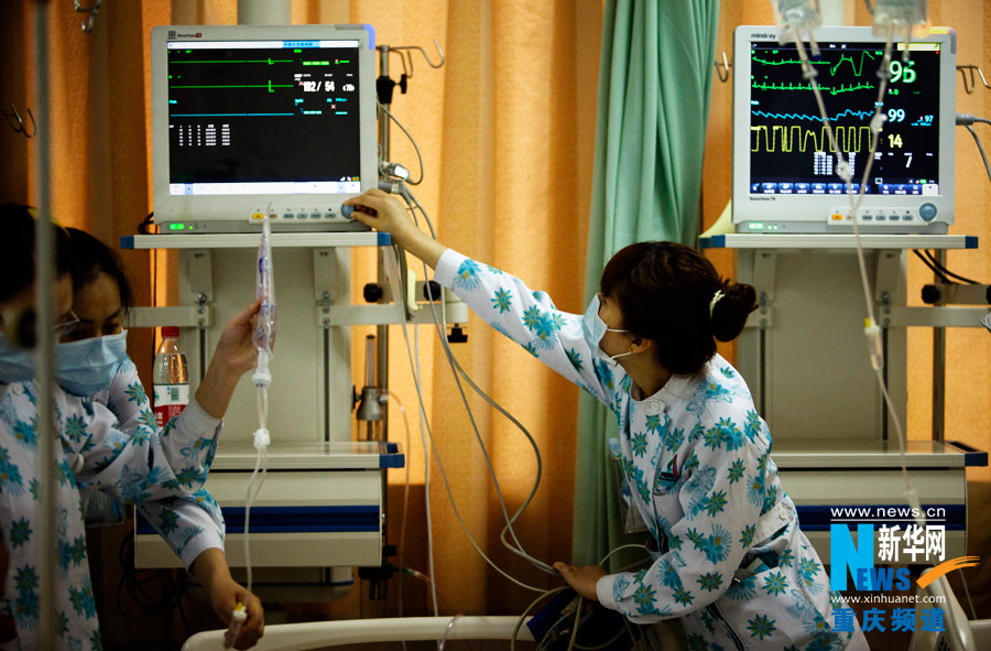 Nurses adjust equipment for emergency work.(Xinhua/Peng Bo)