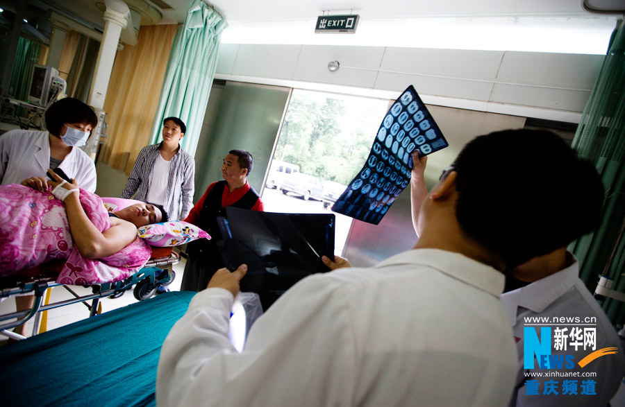 Doctors examines the x-ray film to work out treatment plan.(Xinhua/Peng Bo)