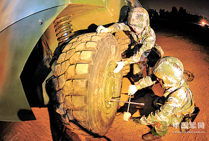 A mechanized infantry regiment under the Jinan Military Area Command (MAC) of the Chinese People's Liberation Army (PLA) organized its officers and men to conduct the drill on such subjects as artillery turret repair, tire replacement and engine repair for infantry combat vehicle and so on the evening of May 3, 2013, in a bid to effectively improve troops' equipment support capability at night. (Chinamil.com.cn/ Xun Wenchao, Zhang Dongdong and Zhang Dongqing)