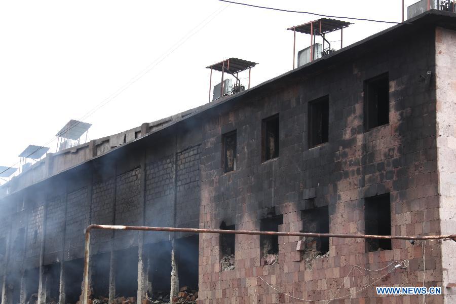 Photo taken on May 16, 2013 shows the warehouse on fire in Yerevan, Armenia. A three-floor warehouse caught on fire at Wednesday night and fire department still failed to extinguish the fire at Thursday noon.(Xinhua/Wei Dafang)