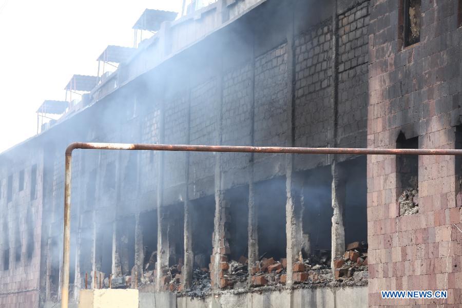 Photo taken on May 16, 2013 shows the warehouse on fire in Yerevan, Armenia. A three-floor warehouse caught on fire at Wednesday night and fire department still failed to extinguish the fire at Thursday noon.(Xinhua/Wei Dafang)