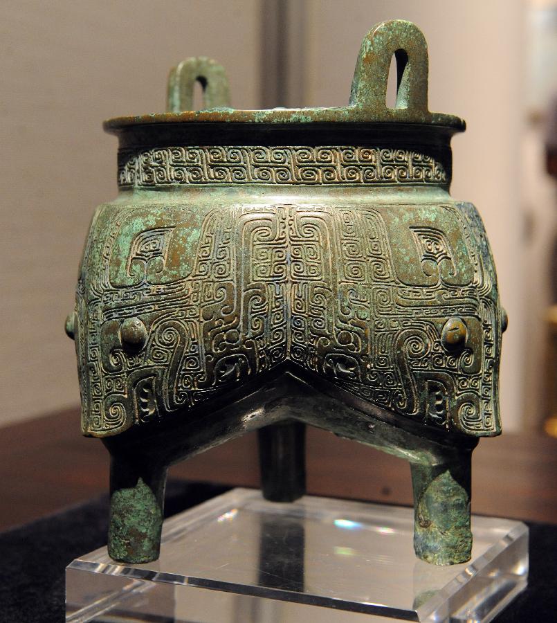 A bronze ware of Western Zhou Dynasty is seen during the preview of Christie's spring season auction in south China's Hong Kong, May 16, 2013. The auction will be held in Hong Kong from May 25 to 29 this year. (Xinhua/Wong Pun Keung)  