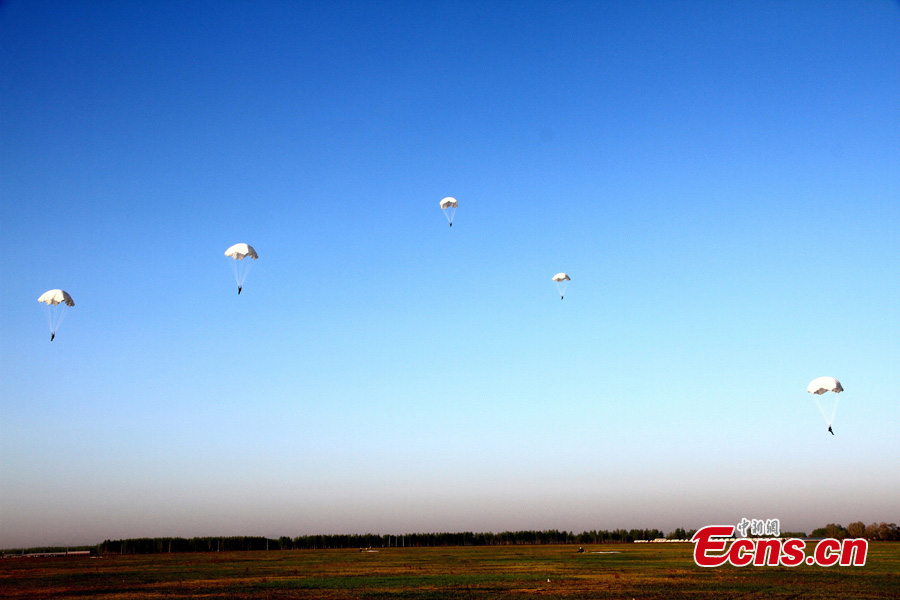 Newly enlisted fighter pilots are in their first training session of airborne parachute jumping in Changchun, the capital city of Northeast China's Jilin Province, May 13, 2013. Altogether 136 pilots, who were handpicked from hundreds of thousands of high school graduates last August, took part in the training. [Photo: CNS/Chen Jie]