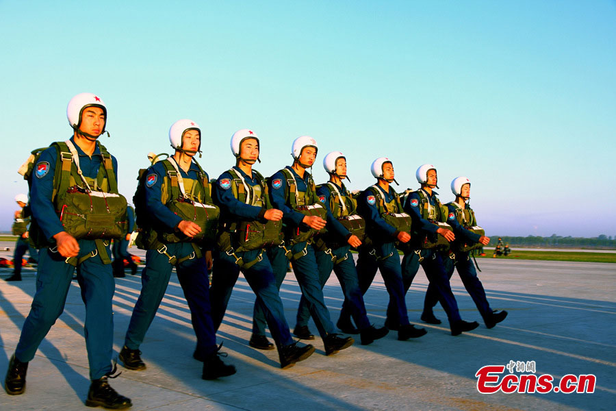 Newly enlisted fighter pilots are in their first training session of airborne parachute jumping in Changchun, the capital city of Northeast China's Jilin Province, May 13, 2013. Altogether 136 pilots, who were handpicked from hundreds of thousands of high school graduates last August, took part in the training. [Photo: CNS/Chen Jie] 