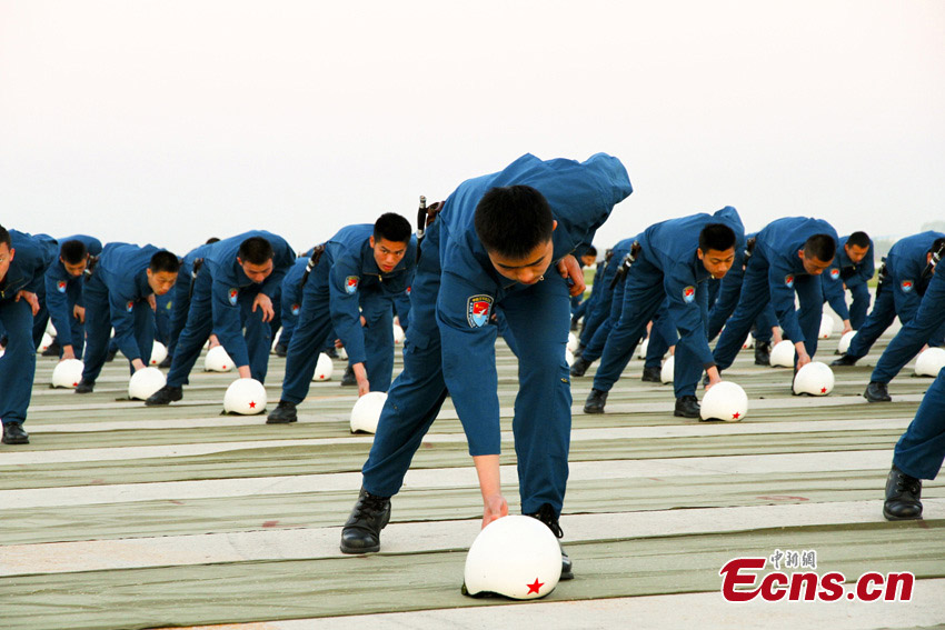 Newly enlisted fighter pilots are in their first training session of airborne parachute jumping in Changchun, the capital city of Northeast China's Jilin Province, May 13, 2013. Altogether 136 pilots, who were handpicked from hundreds of thousands of high school graduates last August, took part in the training. [Photo: CNS/Chen Jie] 