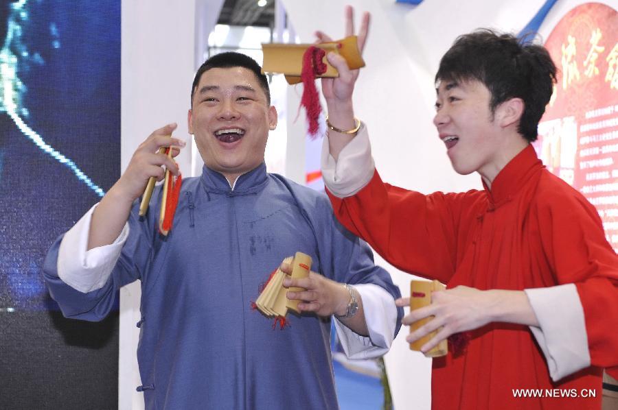 Actors from north China's Tianjin Municipality perform at Tianjin pavilion on the 9th China International Cultural Industries Fair (ICIF) in Shenzhen, south China's Guangdong Province, May 17, 2013. The four-day ICIF kicked off on Friday here, attracting over two thousand exhibitors. (Xinhua/Liang Xu) 